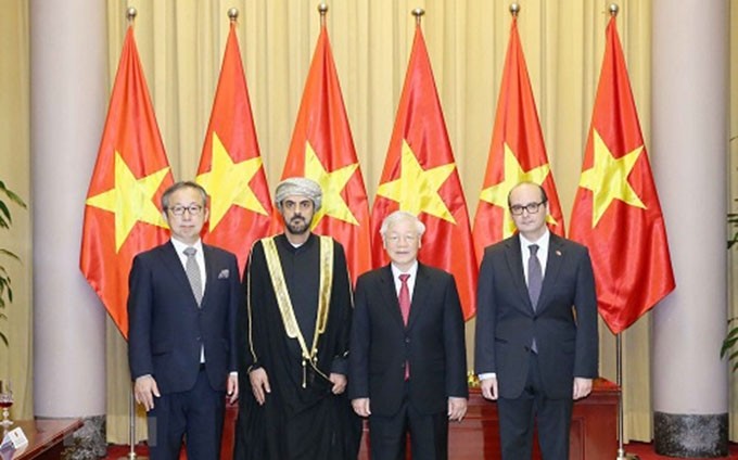 El secretario general del Partido Comunista y presidente de Vietnam, Nguyen Phu Trong, recibe hoy las cartas credenciales de los nuevos embajadores de Omán, Turquía y Japón.(Fotografía: VNA)
