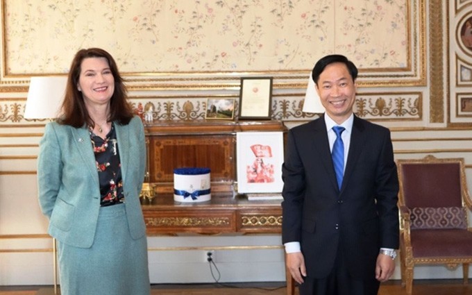 El embajador de Vietnam en Suecia, Phan Dang Duong y la ministra de Relaciones Exteriores sueca, Ann Linde. (Fotografía: La Embajada de Vietnam en Suecia)