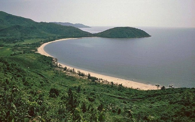 Desde hace casi 30 años, Lang Co es considerado un encantador paisaje. La armonía de la naturaleza, la tierra y el cielo de la bahía hace que cualquiera se sienta tranquilo y cómodo al venir aquí. (Fotografía: thoidai.com.vn)