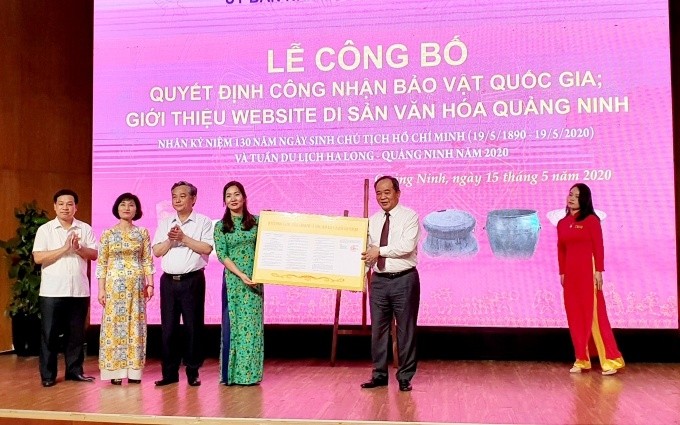 Líderes del Ministerio de Cultura y Deportes otorgan la Decisión sobre el reconocimiento de los tesoros nacionales al Servicio de Cultura y Deportes de Quang Ninh.