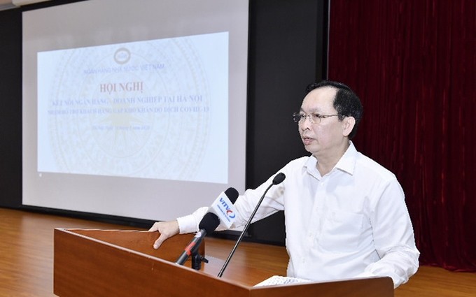 Dao Minh Tu interviene en la conferencia. (Fotografía: nld.com.vn)