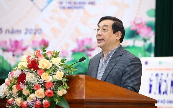 El doctor Luong Ngoc Khue, jefe del Departamento de Administración de Examen y Tratamiento habla en el evento. (Fotografía: VNA)