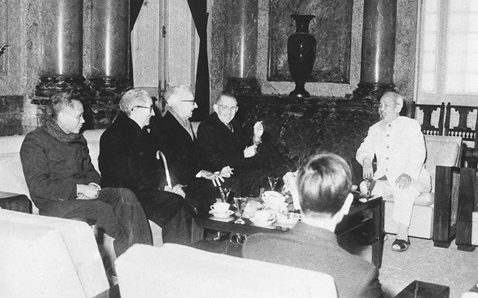 El presidente Ho Chi Minh recibió una delegación de intelectuales estadounidenses que se opusieron a la guerra en Vietnam (17 de enero de 1967). (Fotografía: VNA)