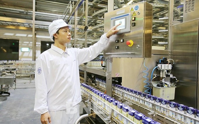 Las fábricas de Vinamilk cuentan con numerosos equipos modernos. (Fotografía: VNA)