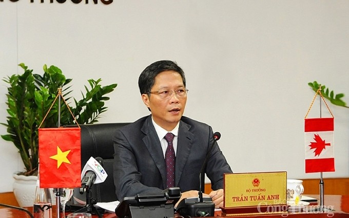 El ministro Tran Tuan Anh habla en el evento. (Fotografía: congthuong.vn)