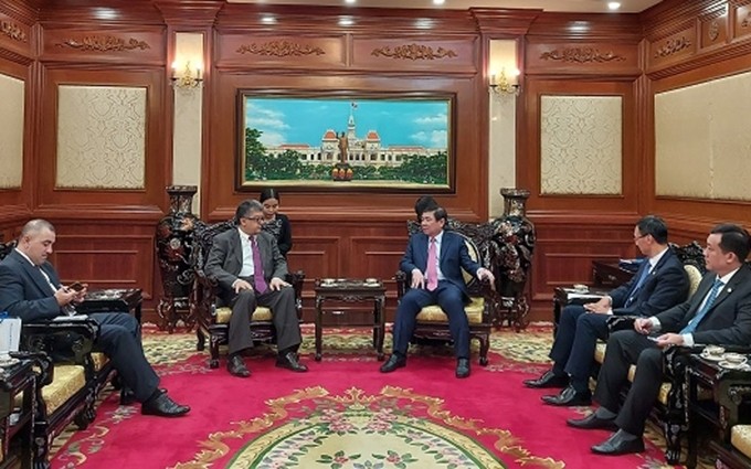 Presidente del Comité Popular de Ciudad Ho Chi Minh, Nguyen Thanh Phong, recibe al nuevo embajador de Angola en Vietnam, Agostinho Andre De Carvalho Fernandes (Fotografía: voh.vn)