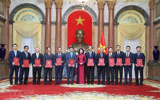 La vicepresidente vietnamita, Dang Thi Ngoc Thinh, entrega la decisión de nombramiento a los 12 nuevos embajadores. (Fotografía: VNA)