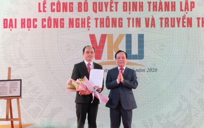 El profesor asociado y doctor Huynh Cong Phap (izquierda) es nombrado rector de la Universidad de Tecnología Informática y Comunicación Vietnam-Corea del Sur.