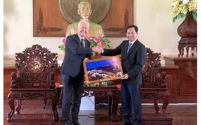 Le Quang Manh (derecha) entrega un regalo de recuerdo al embajador suizo. (Fotografía: baocantho.com.vn)