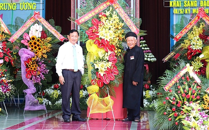 El presidente del Comité Central del Frente de la Patria de la provincia de An Giang, Nguyen Tiec Hung, felicita al representante de la Sangha Budista de Hoa Hao. (Fotografía: baoangiang.com.vn)