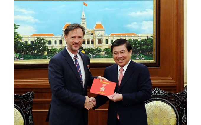 El secretario adjunto del Comité del Partido Comunista de Vietnam en Ciudad Ho Chi Minh y también presidente del Comité Popular municipal, Nguyen Thanh Phong recibe al cónsul general saliente de Hungría, Baloghdi Tibor. (Fotografía: qdnd.vn)