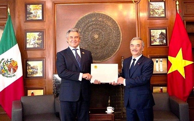 El embajador de Vietnam en México, Nguyen Hoai Duong y el cónsul honorario del país indochino en la ciudad de Guadalajara, Miguel Ángel Landeros Voquart (Fotografía: Embajada de Vietnam en Mexico)