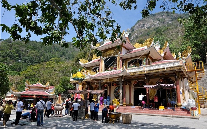 La montaña de Ba Den recibe a una gran cantidad de turistas nacionales e internacionales cada año.