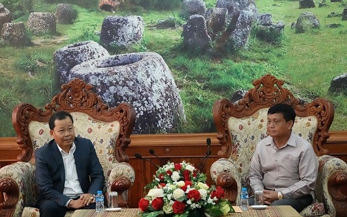 El vicepresidente del Comité para la Cooperación Laos- Vietnam, Khampheuy Keokinnaly (Iz) se reúne con el gobernador de la provincia de Xieng Khuang, Bounton Chanhthaphone. (Fotografía: thoidai.com.vn)