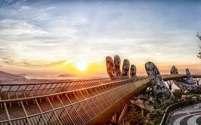 Espectacular belleza del Puente Dorado al amanecer.