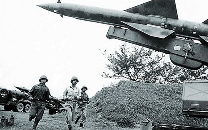  Exposición destaca la valentía de la Fuerza de Defensa Aérea-Antiaérea de Vietnam