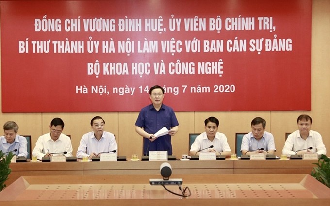 El secretario del Comité del Partido Comunista de Vietnam en Hanói, Vuong Dinh Hue en el evento. (Fotografía: nhandan.com.vn)