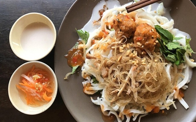 El 'Banh Tam Bi', la combinación exquisita de la dulzura de la leche de coco y el sabor salado del pellejo de cerdo y la salsa de pescado. 