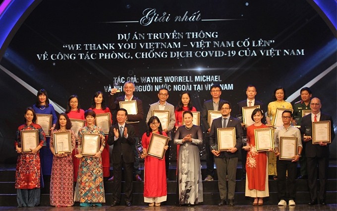 La presidenta de la Asamblea Nacional de Vietnam, Nguyen Thi Kim Ngan y el jefe de la Comisión de Comunicación y Educación del Comité Central del PCV, Vo Van Thuong toman foto de recuerdo con los autores que reciben el primer premio de Información al Exterior. 