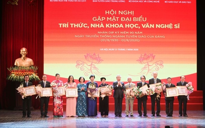 Dirigentes del Partido y el Estado otorgan certificados de mérito a intelectuales, científicos y artistas destacados. (Fotografía: qdnd.vn)
