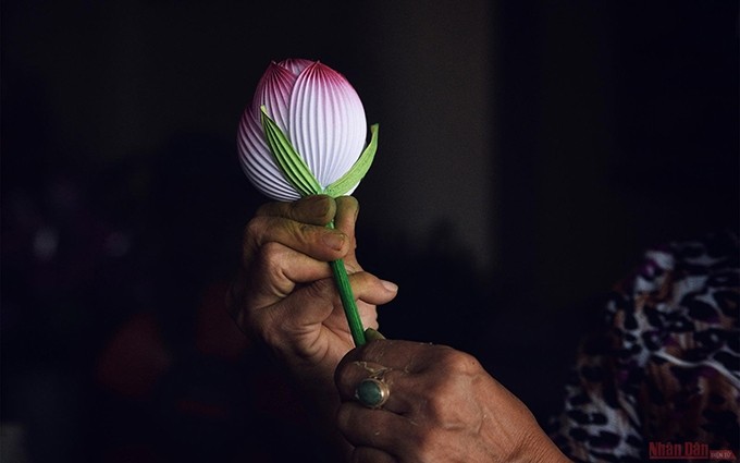  Descubra la aldea artesanal de flores de papel de Thanh Tien