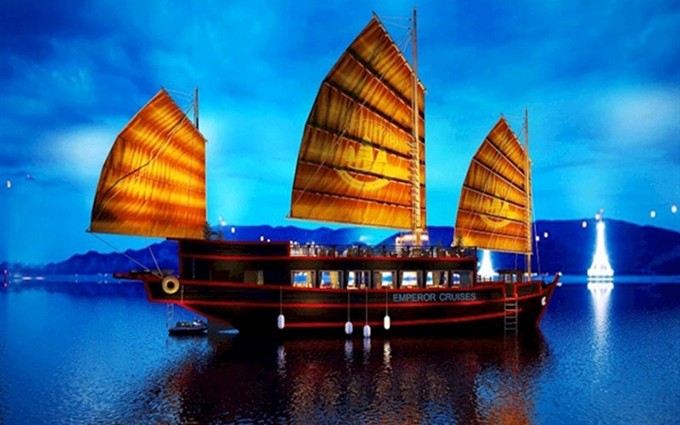 El crucero Emperor Cruises en la bahía de Nha Trang. (Fotografía: baovanhoa.vn)