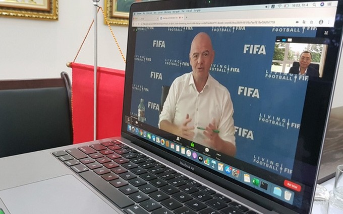 El vicepresidente de la VFF, Tran Quoc Tuan, participa en la reunión en línea con el presidente de la FIFA, Gianni Infantino.