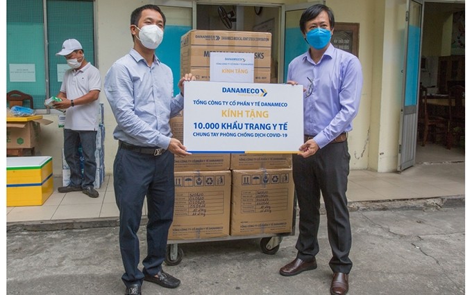El presidente de la VUFO, Nguyen Ngoc Binh, entrega los suministros médicos al Centro de Control de Enfermedades de Da Nang.
