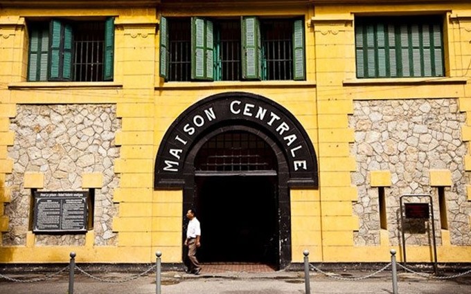 La entrada de la Prisión de Hoa Lo, conocido como Maison Centrale en francés.