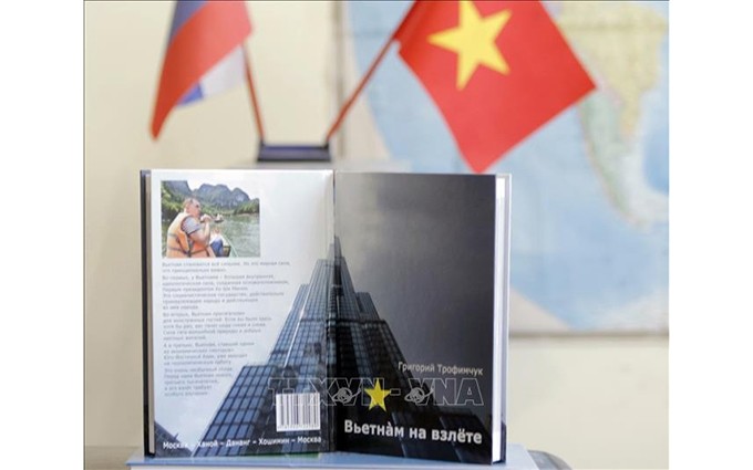 El libro “Vietnam despega” del autor ruso Grigory Trofimchuk. (Fotografía: VNA)