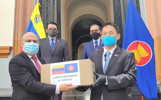 El embajador de Vietnam en Caracas, Le Viet Duyen, entrega los artículos médicos al vicecanciller venezolano Rubén Molina. (Fotografía: VNA)