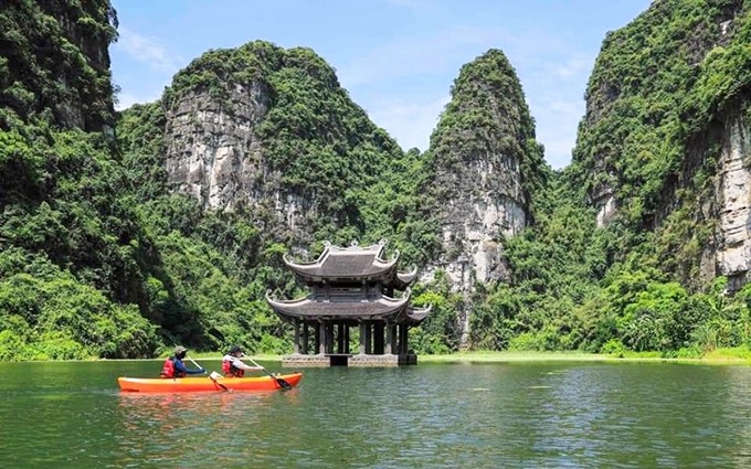 A partir del 17 del presente mes, los visitantes podrán navegar en kayak por sí mismos alrededor del Área de Ecoturismo de Trang An.