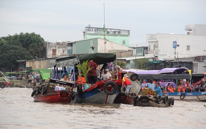El mercado flotante de Cai Rang se encuentra en un afluente del río Hau, a unos seis kilómetros del centro de la ciudad de Can Tho.