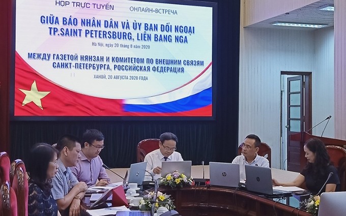 El subjefe de redacción del diario Nhan Dan, Dinh Nhu Hoan, preside la reunión en Hanói.