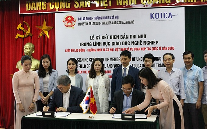 Cho Han- Deog, director de la KOICA en Vietnam, y Truong Anh Dung, jefe de la Administración de Educación Vocacional (Fotografía: daidoanket.vn).