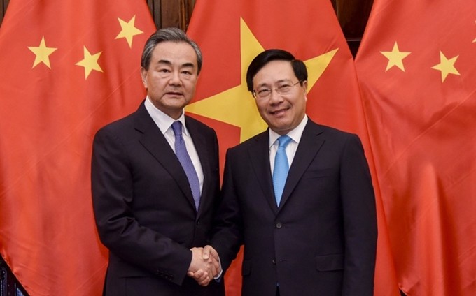 El viceprimer ministro y canciller de Vietnam, Pham Binh Minh, y el consejero de Estado y ministro de Asuntos Exteriores de China, Wang Yi, en Hanói en 2018. (Fotografía: dangcongsan.vn)