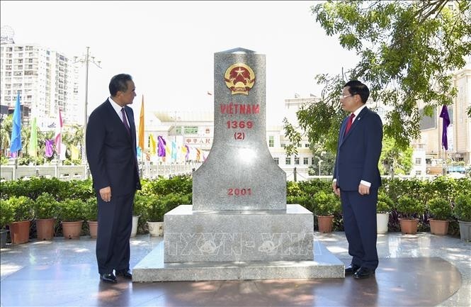 El viceprimer ministro y canciller de Vietnam, Pham Binh Minh (D), y el consejero de Estado y ministro de Asuntos Exteriores de China, Wang Yi.