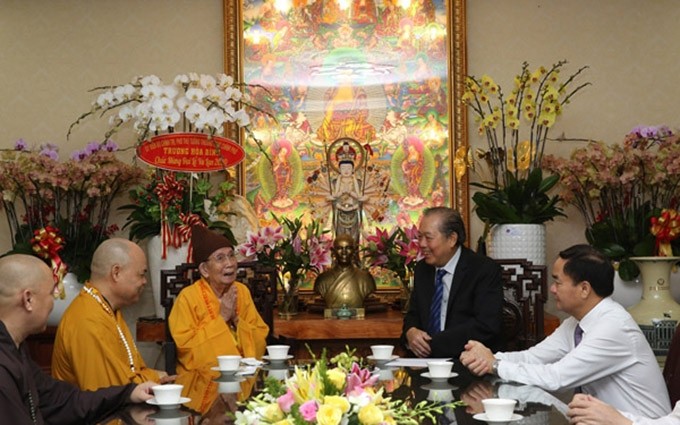 El vicepremier de Vietnam Truong Hoa Binh felicita a dignatarios de la Sangha Budista de Vietnam en ocasión del Vu Lan. (Fotografía: VGP)