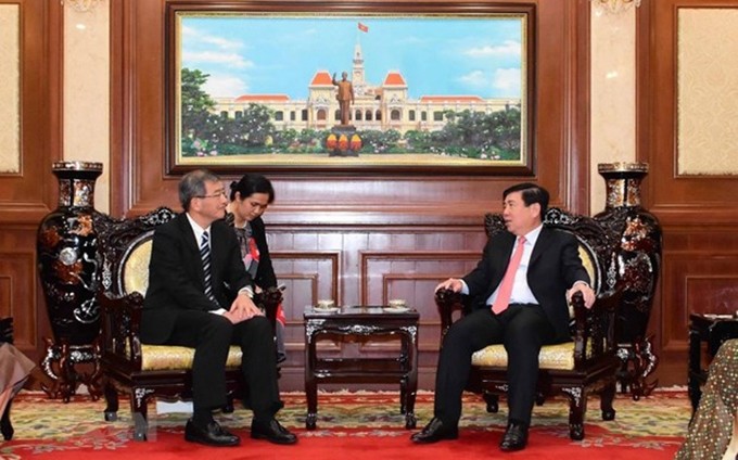  El presidente del Comité Popular de Ciudad Ho Chi Minh, Nguyen Thanh Phong, se reúne con el nuevo Cónsul General de Japón en esta urbe, Watanabe Nobuhiro.(Fotografía: VNA)