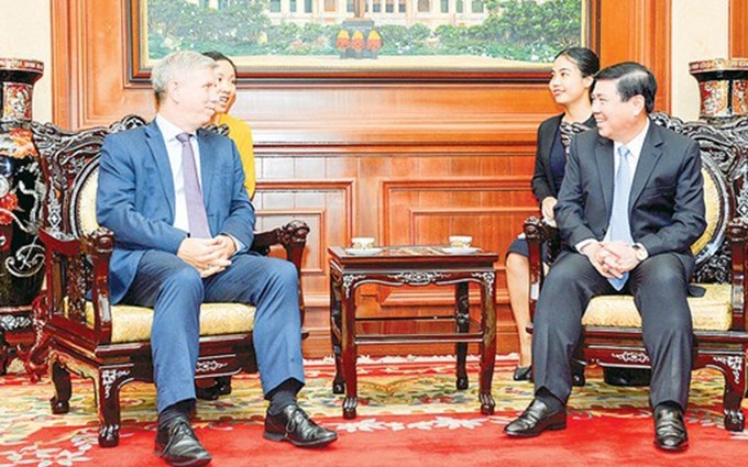 El presidente del Comité Popular de Ciudad Ho Chi Minh, Nguyen Thanh Phong,  y el Cónsul General del Reino Unido aquí, Ian Gibbons. (Fotografía: sggp.org.vn)