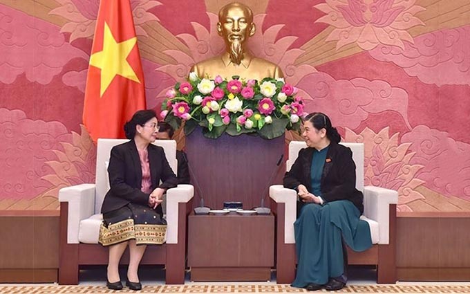La Vicepresidenta de la Asamblea Nacional de Vietnam, Tong Thi Phong,(D) recibe a la auditora estatal general laosiana, Viengthong Siphandone.