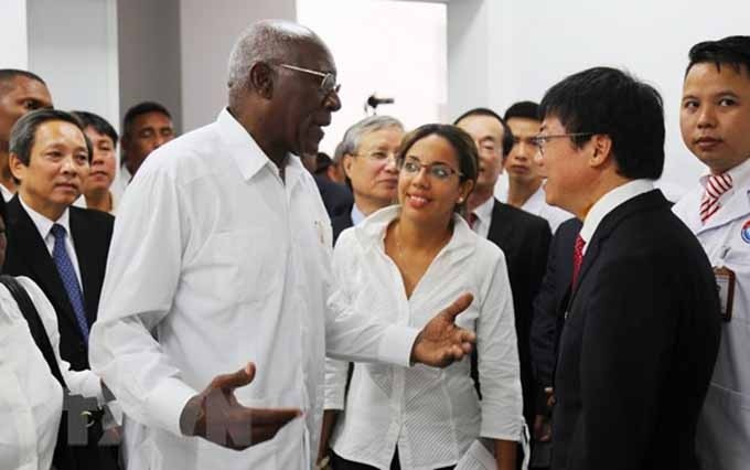 El vicepresidente de Cuba, Salvador Valdés Mesa, visitó y conversó con médicos del Hospital de Amistad Vietnam-Cuba (Fuente: VNA)