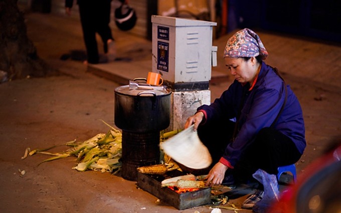 Los maíces asados son faciles de encontrar cuando empieza el inverno en Hanoi. (Fuente: kenh14.vn)