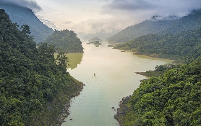 El lago de Na Hang, en la provincia norteña de Tuyen Quang. (Fotografía: Nguyen Tung Duong)