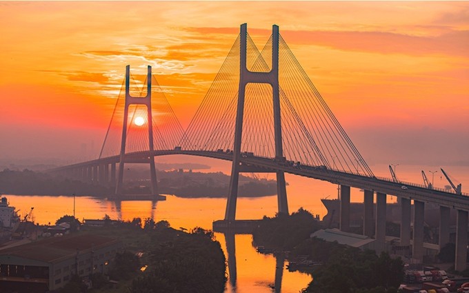 El puente Phu My de seis carriles con una longitud de más de dos mil metros es el de tipo atirantado más grande de Ciudad Ho Chi Minh. La obra fue inaugurada el 2 de septiembre de 2009 sobre el río Saigón, y conecta los distritos 2 y 7. (Fotografía: nhandan.com.vn)