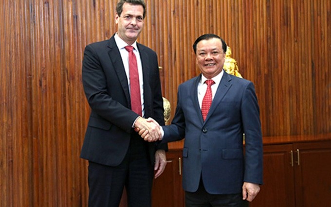 El ministro de Finanzas de Vietnam, Dinh Tien Dung recibe al nuevo director del BAD en la nación indochina, Andrew Jeffries. (Fotografía: thoibaotaichinhvietnam.vn)