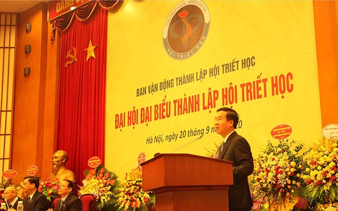 El jefe de la Comisión de Comunicación y Educación del Comité Central del PCV, Vo Van Thuong habla en el evento. (Fotografía: tuyengiao.vn)