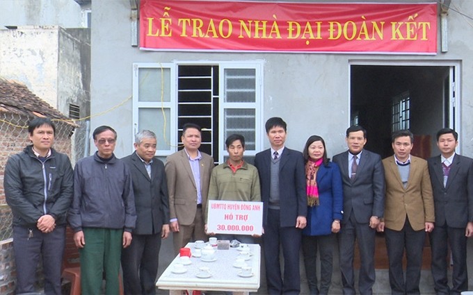 Ceremonia de entrega de casas de solidaridad a los hogares pobres en el distrito de Dong Anh, Hanói. (Fotografía: baodansinh.vn)