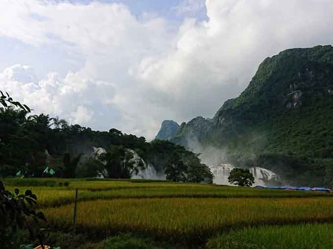 Las majestuosas cataratas de Ban Gioc, localizadas en la comuna de Dam Thuy, distrito de Trung Khanh, son el primer destino que los visitantes quieren explorar cuando vienen a esta localidad. 