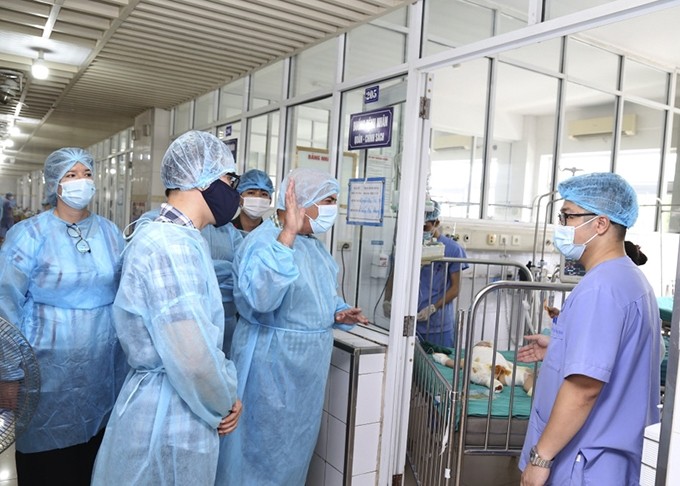 La delegación de expertos médicos cubanos visita al Hospital Nacional de Quemadura de Vietnam.